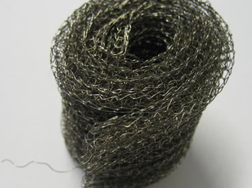 Một cuộn dây lưới lọc dệt kim màu đen